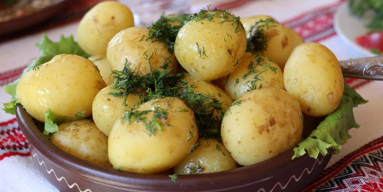 ОТварной картофель с зеленью на столе